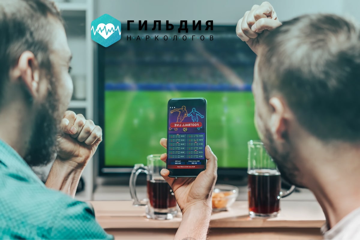 Мужчины смотрят в телефон 