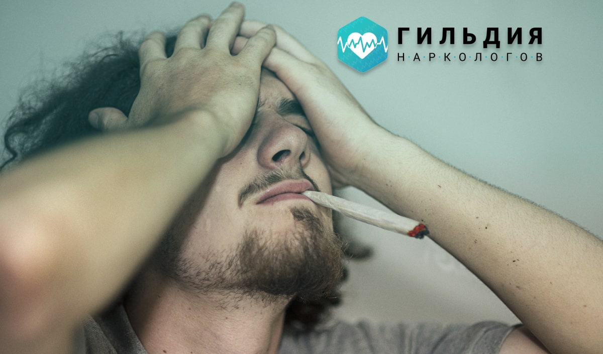 Мужчина курит папироску 