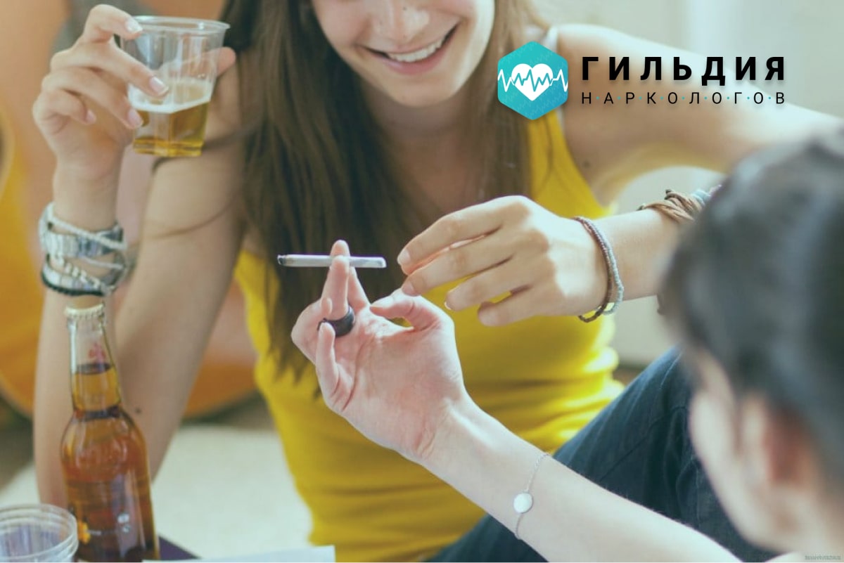 Девушке предлагают сигарету 
