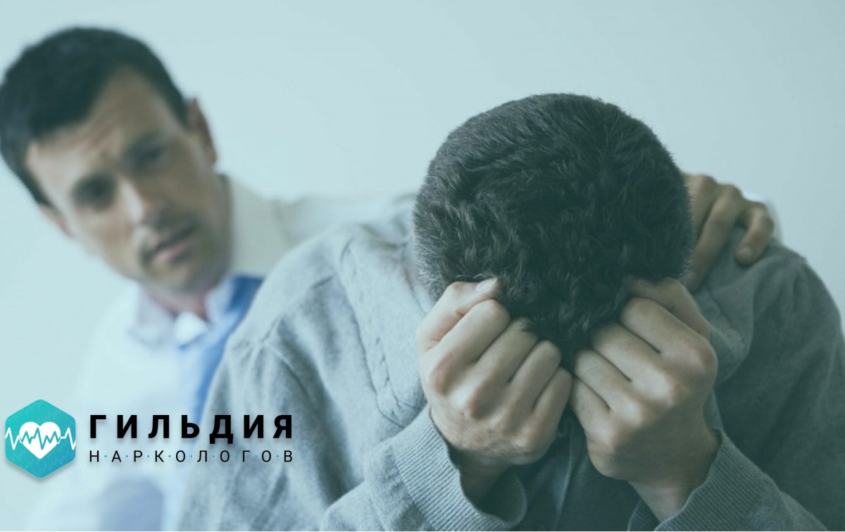 Доктор успокаивает пациента